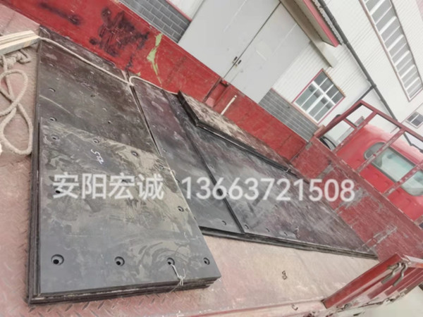 自卸車車底滑板發(fā)貨南寧，安陽宏誠自卸車車底滑板卸車沒煩惱！